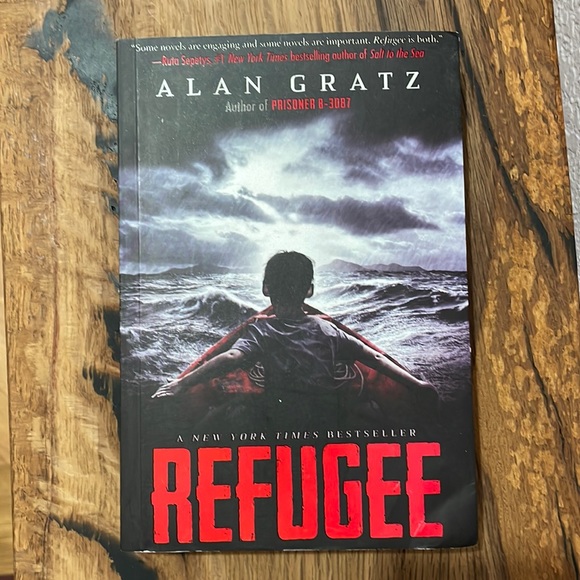 Refugee Alan Gratz paperback bestseller book - Picture 1 of 3